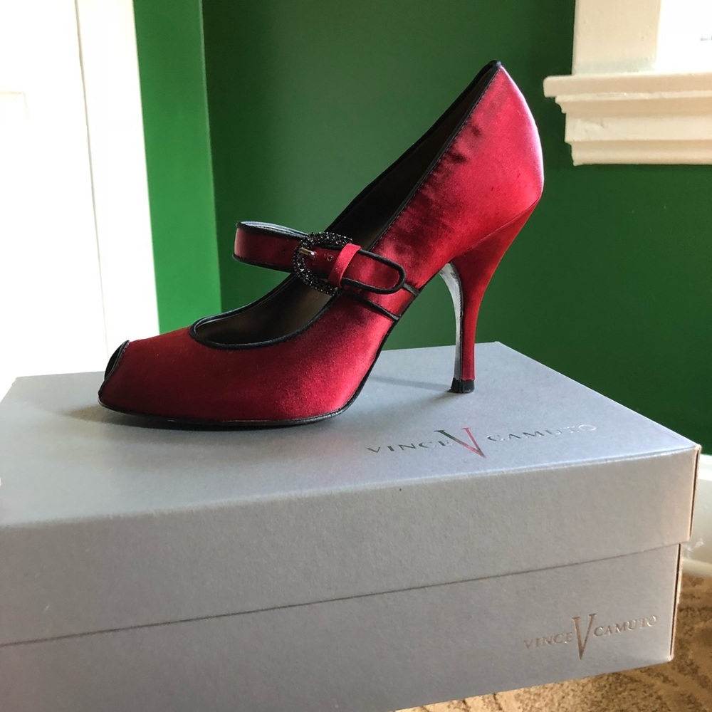 Red satin peep toe Vince Camuto heels SZ 6.5